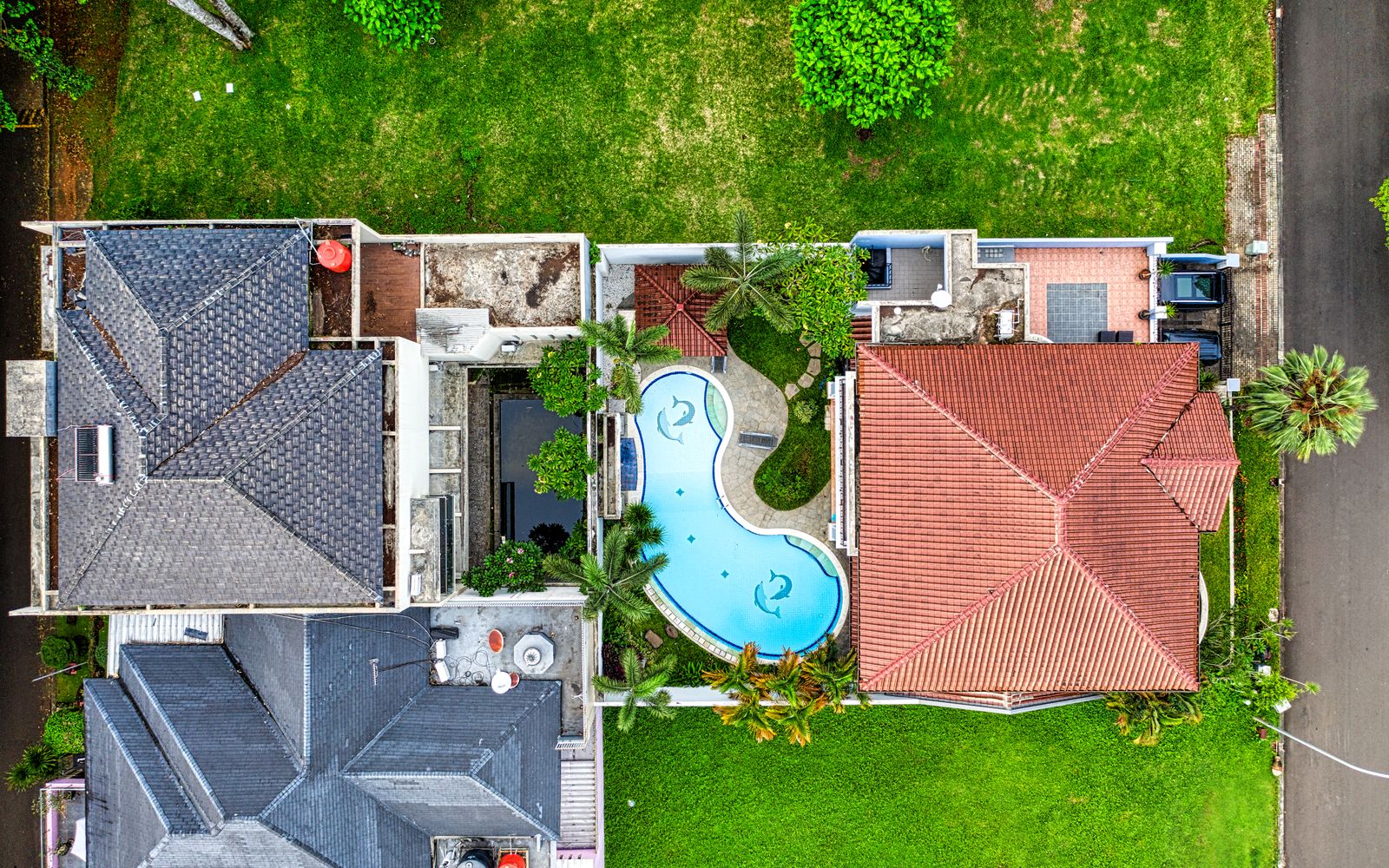 Aerial photograph showcasing luxurious homes and a pool in Banten, Indonesia.